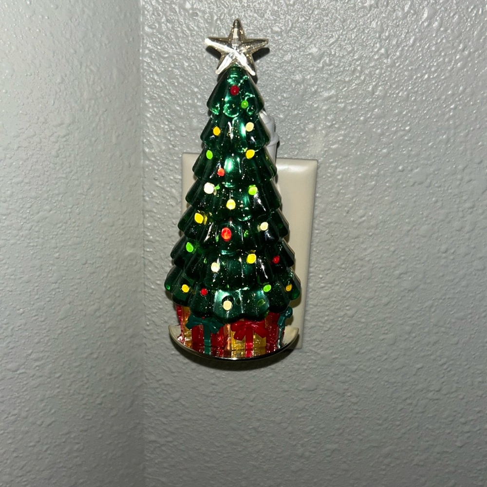 LIGHT UP XMAS TREE PLUG IN